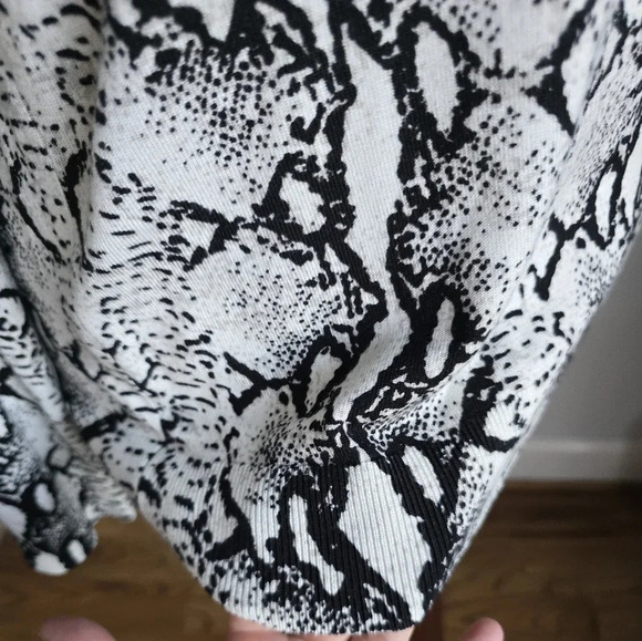Revolve 525 America, New White Black Python Animal Print Mock Sweater Size XL - Picture 5 of 13
